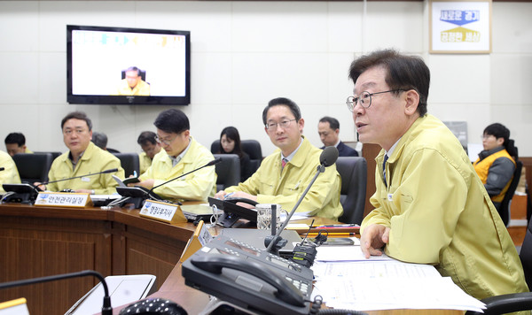 이재명 지사는 신종코로나 대응 대책회의에서 마스크 매점매석 현장을 강력 단속할것을 주문했다. [경기도 제공]