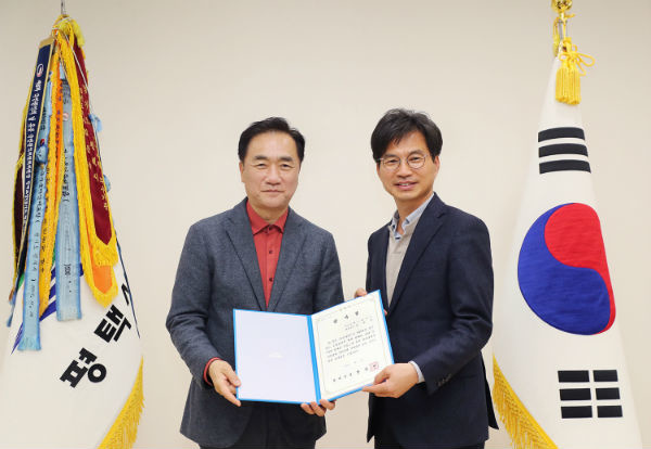 정장선 평택시장(사진 왼쪽)과 강정권 대표가 감사장을 수여받은 후 기념 촬영을 하고 있다 /사진=평택시청
