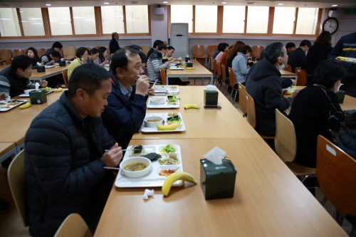 과천시는 일상 속 거리 두기 실천 일환으로 구내식당 의자도 마주보지 않도록 한 줄로만 배치했다. /과천시 제공