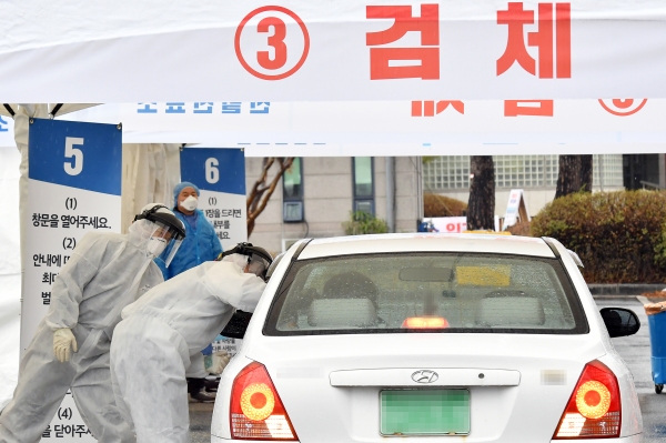 수원시는 지난 9일부터 수원 시민을 대상으로 한 ‘수원 안심카 선별진료소’를 수원체육문화센터 주차장에 설치해 진료를 시작했다. [사진=수원시]