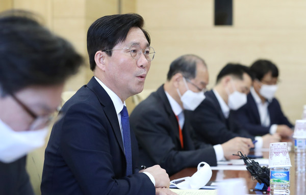 성윤모 장관은 16일 코로나19에 따른 실물경제 파급영향 점검 및 대응방안 논의를 위해 국책연구원장들과 가진 긴급 간담회에서 “전례없는 상황에서는 정부의 대응도 평소와 달라야 한다”고 강조했다 /연합뉴스