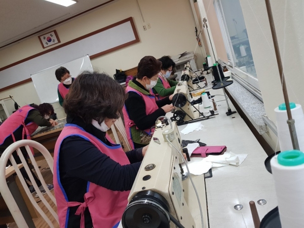 한국생활개선회 경기도연합회 회원들이 면 마스크를 제작하고 있다. /한국생활개선회 경기도연합회 제공