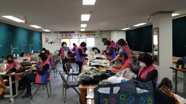 한국생활개선회 경기도연합회 회원들이 면 마스크 제작 ‘릴레이 재능기부’를 하고 있다. /한국생활개선회 경기도연합회 제공