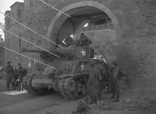 ▲ 1951년 1월 28일 수원을 재탈환한 뒤 미군 탱크가 수원화성 장안문을 통과하고 있는 모습. (영상캡쳐) / 수원시