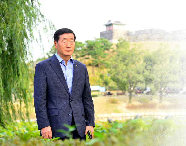 정연수 한국사진작가협회 수원지부장이 경인경제와의 인터뷰에 앞서 포즈를 취하고 있다.