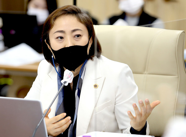 안혜영 의원이 18일 진행한 경노위 행감에서 질의중이다. [사진= 경기도의회]