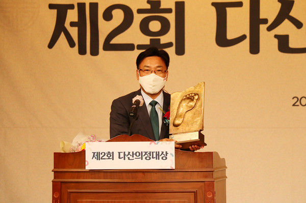 경기도의회 문화체육관광위원회 최만식 위원장이 지난 19일 제2회 다산의정대상 시상식에서 ‘다산의정대상’을 수상하고 "문화예술 통한 도민들의 회복과 치유에 더욱 힘쓰겠다”고 소감을 말했다.