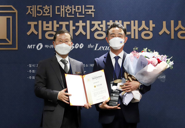 '제5회 대한민국 지방자치 정책대상’ '의정부문 광역대상'을 수상한 진용복 경기도의회 부의원장(오른쪽) 모습.