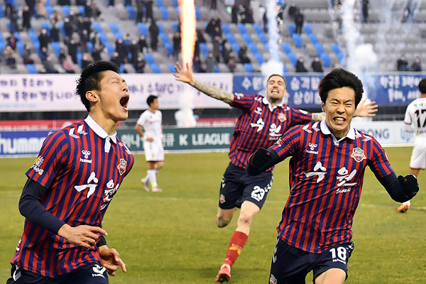 안병준 선수(왼쪽)가 페널티킥을 성공한 후 수원 FC 선수들이 환호하고 있다.