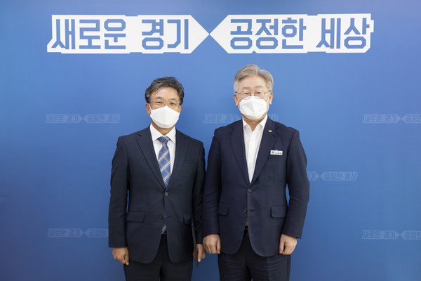 2일 오후 경기도청 도지사 집무실에서 이재명 경기도지사가 정상균 경기교통공사 사장 임용장 수여하고 기념촬영을 하고있다. [사진= 경기도]