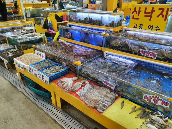 수원시농수산물도매시장에서 유통되는 수산물 [사진=수원시]