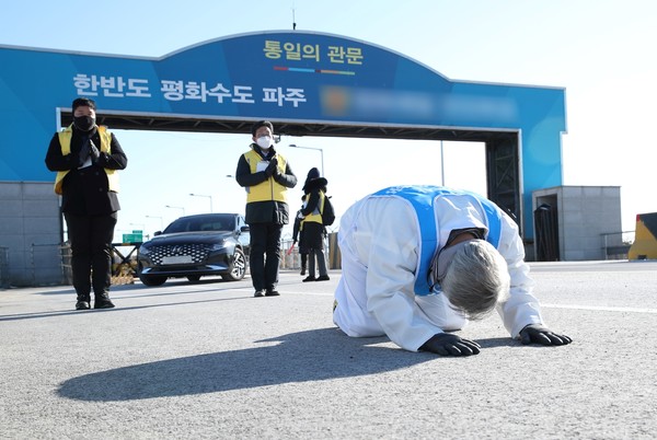 15일 파주 임진각 통일대교위에서 삼보일배중인 이재강 경기도 평화부지사. [사진= 경기도] 