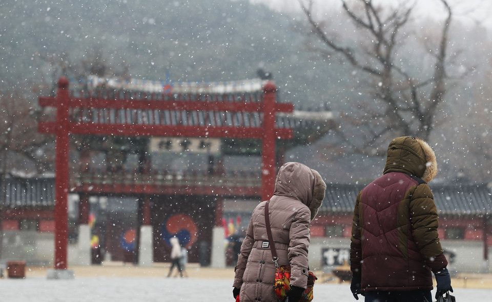 29일 오후 경기도 수원시 화성행궁에서 시민들이 눈을 맞으며 걷고 있다. 화성행궁은 조선시대 정조가 능원을 참배하기 위해 머물던 임시처소이다. [사진= 연합뉴스] 