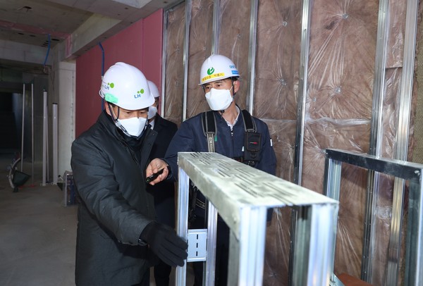 30일 장충모 LH 부사장(사진 왼쪽)이 화성병점 아파트 건설현장을 점검하고 있다. [사진= 경기도]