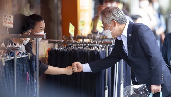 이재명 경기도지사(오른쪽)는 코로나19로 힘든 소상공인을 위한 희망의 메시지를 전했다.