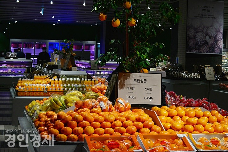 경기도가 설 명절을 맞아 1월 20일부터 2월 3일까지 제수용·선물용 농축수산물 원산지표시 점검에 나선다. 사진은 경기 수원 소재 한 마트 식품코너매장. [사진= 이민희 기자]