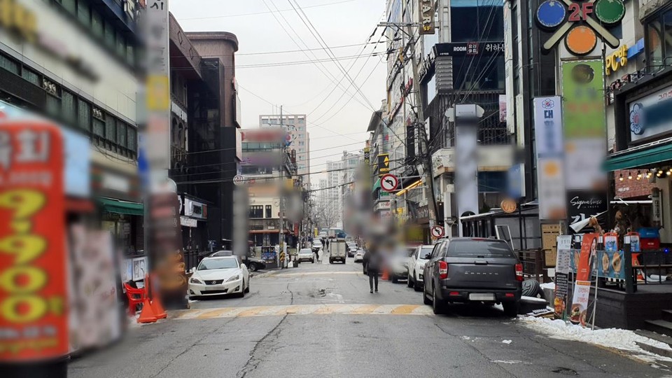 지난 11일 오후 12시, 경기도 대표 번화가인 수원시 팔달구 인계동 거리에 오가는 사람이 없어 썰렁한 모습이다. [사진= 연합뉴스]