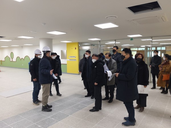 경기도의회 교육위 남종섭 위원장이 용인다움학교를 방문, 관계자들과 마무리공사 현장 점검을 하고있다.