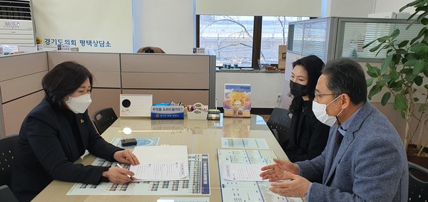 경기도의회 서현옥 의원은 9일 평택상담소에서 평택 마이스터고 김광회 교장 등 관계자가 참석한 자리에서 ‘2021년 학교숲 모델학교 조성 지원 계획’에 대해 논의하는 시간을 가졌다. [사진=경기도의회]