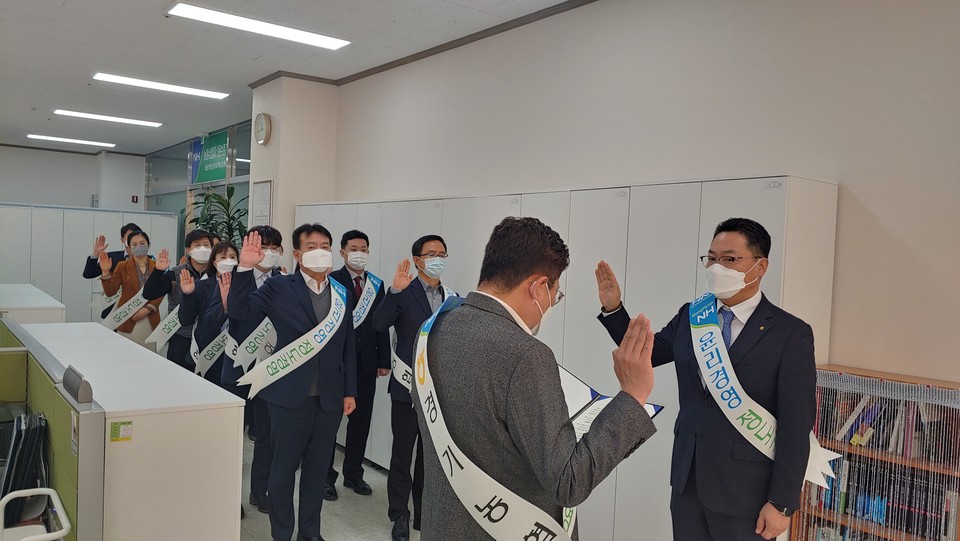 농림수산업자신용보증기금은 수도권(경기·의정부·인천)센터 직원들과 함께 보증사업 조기정착을 위한 결의대회를 가졌다. [사진= 농신보 경기지역보증센터]