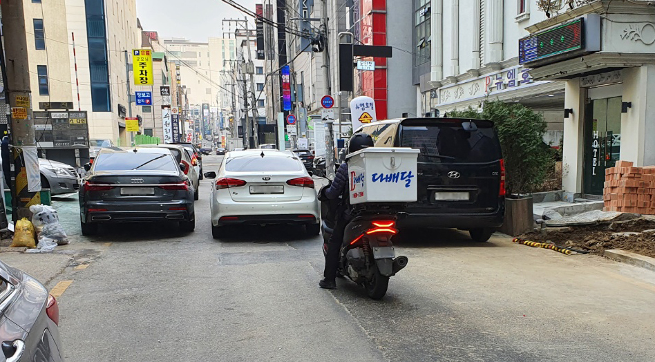 수원 인계동의 골목을 지나고 있는 배달 노동자의 모습 [사진=홍승혁 기자]