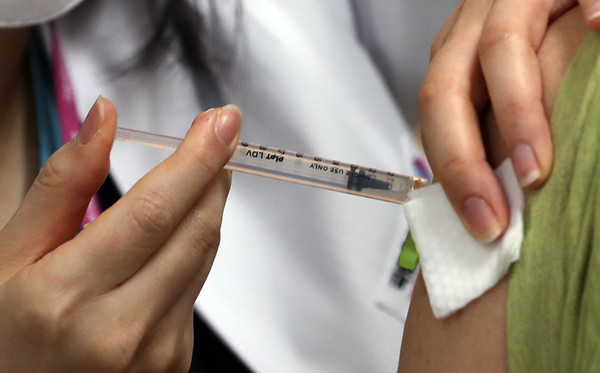  20일 중구 국립중앙의료원 접종센터에서 코로나19 환자를 치료하는 의료기관 종사자에 대한 화이자 백신 2차 접종이 실시되고 있다.