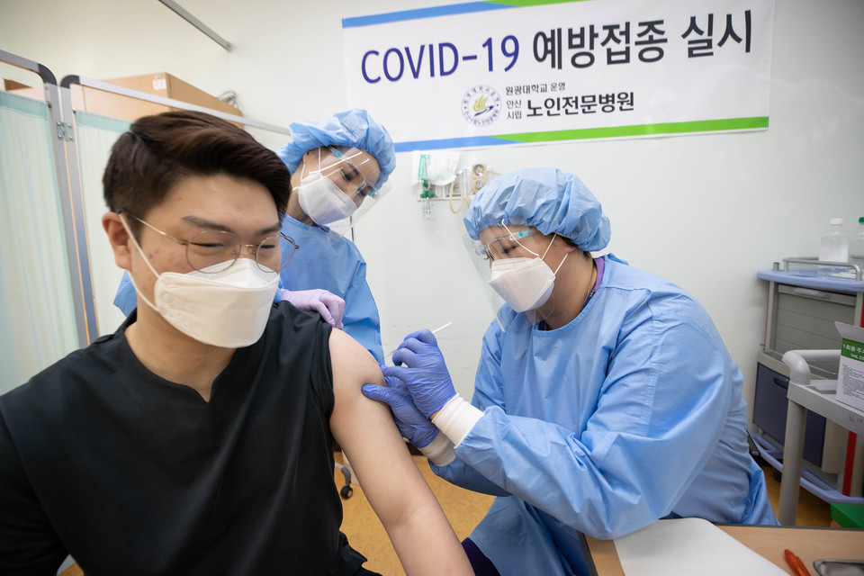 지난 26일 안산시립노인전문병원에서 코로나19 백신 접종을 실시하는 모습. [사진=경기도]