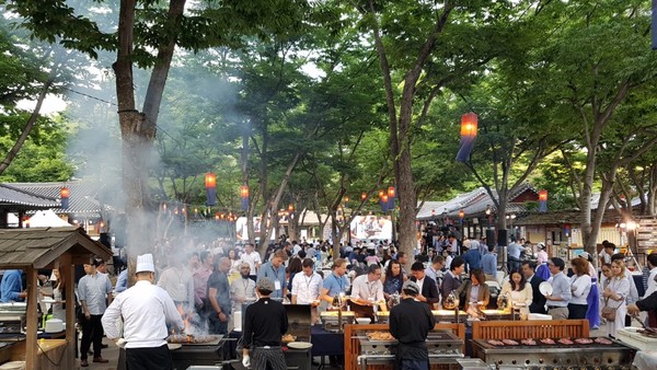 지난 2018년 한국민속촌에서 열린 ‘삼성전자 글로벌 리테일 콘퍼런스 만찬’ 사진 [사진=경기도]