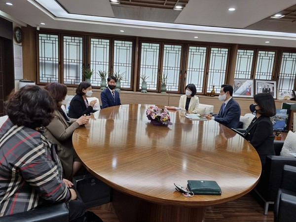 안병용 의정부시장과 이계옥 시의원이 지난 23일 시장실에서 한유총 산하 의정부사립유치원연합회 신임 임원들과 간담회를 가졌다. (사진 = 김현채 기자)