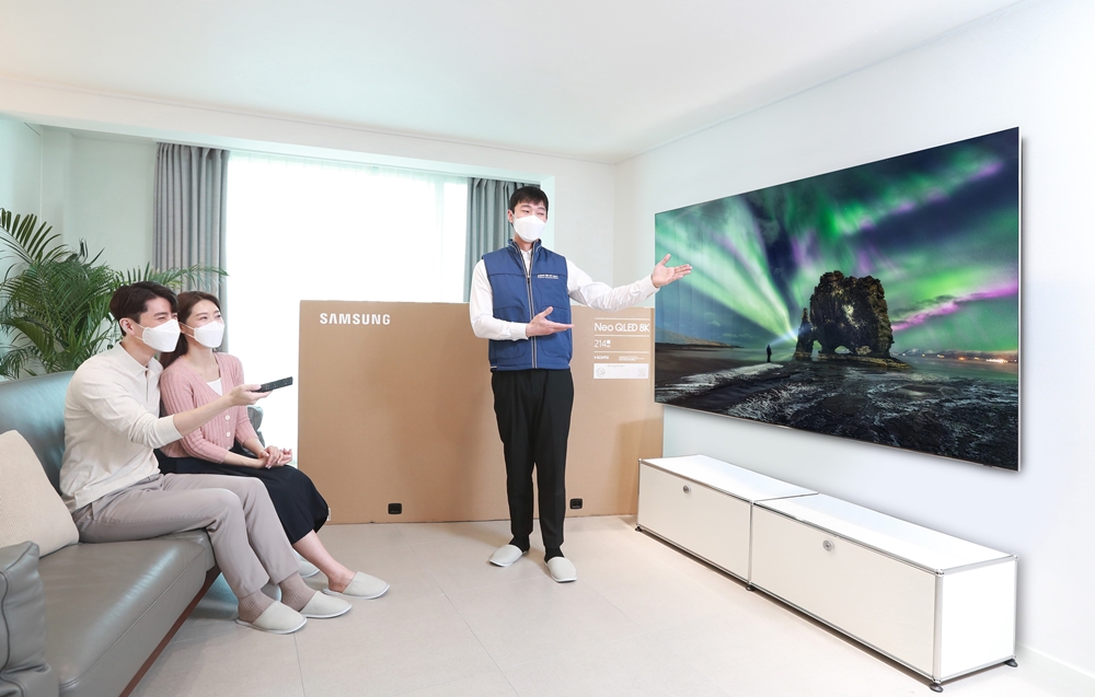 삼성전자의 2021년형 QLED TV 국내 판매량이 1만대를 넘어섰다. 사진은 고객에게 삼성 Neo QLED 8K 제품이 배송되는 모습 [사진=삼성전자]