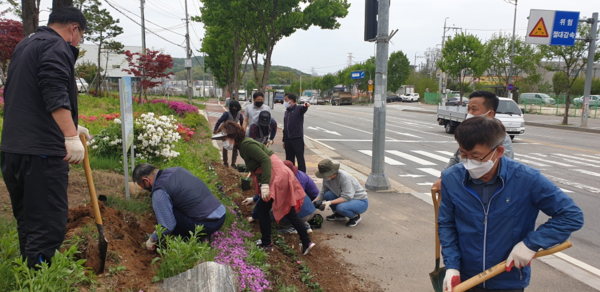 ‘아름다운 우리동네 꽃밭만들기’ 행사 모습 [사진=고양시]