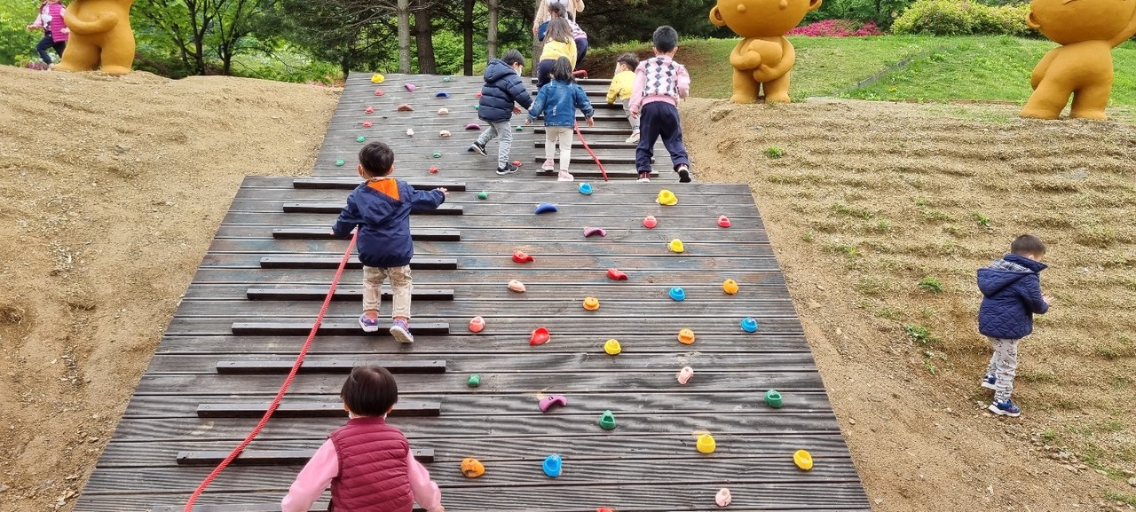 곤지암도자공원 ‘웃음소리 언덕’에서 아이들이 뛰어놀고 있는 모습 [사진=경기도]