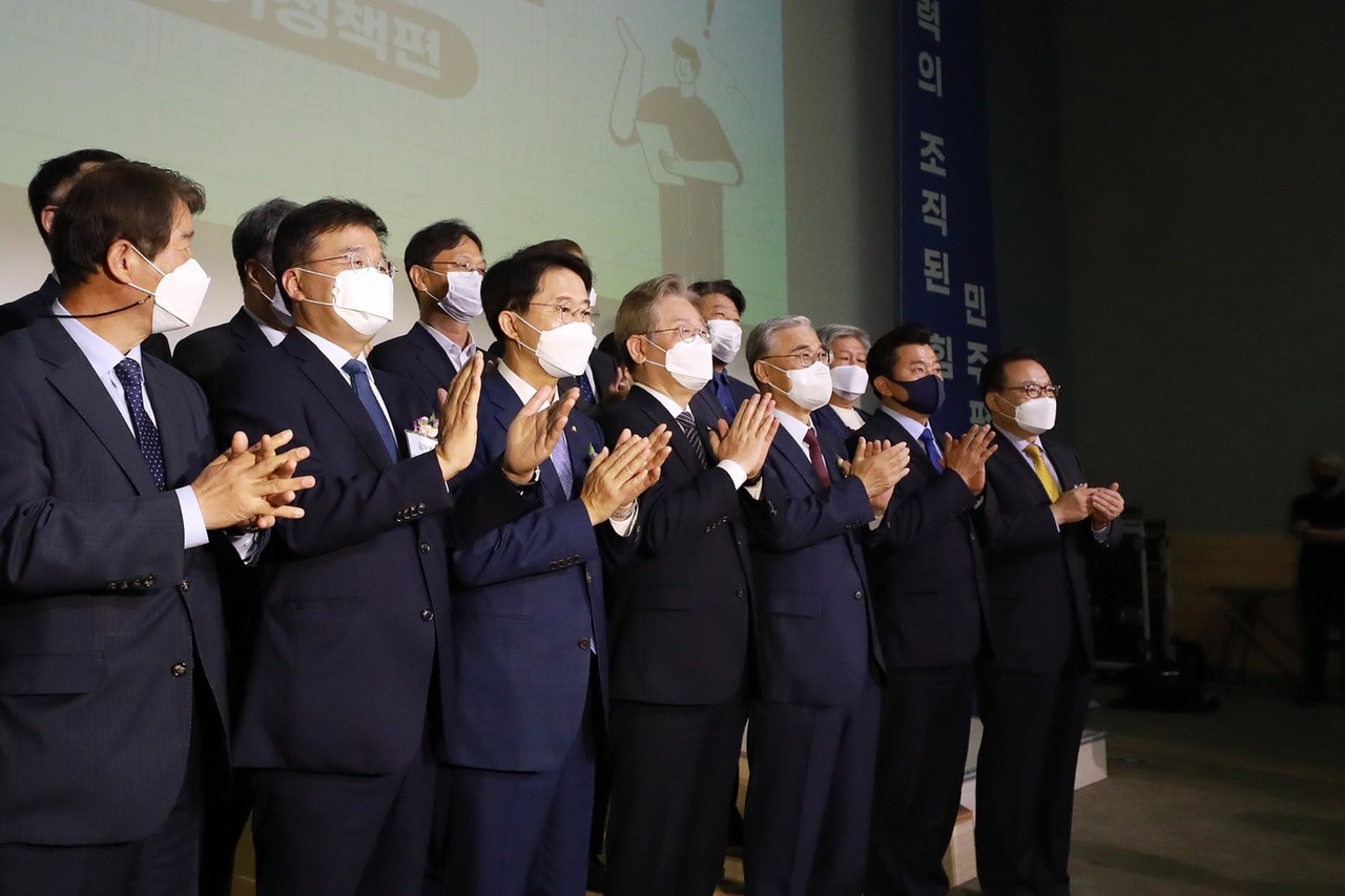 이재명 경기도지사, 이종석 전 통일부장관, 강준현, 김성환, 김윤덕, 민형배, 박상혁, 박성준, 윤영덕, 이동주, 이상헌, 이수진, 이해식, 이형석, 임호선, 장경태, 전용기, 정일영, 조오섭, 조정식, 주철현, 최혜영, 홍정민, 국회의원이 기념촬영을 하고 있다. [사진=경기도]