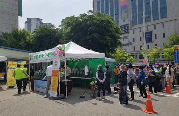 경기농협 로컬푸드 우수농산물을 나눔받기 위해 찾은 금요장터 손님들 [사진=이가현 기자]