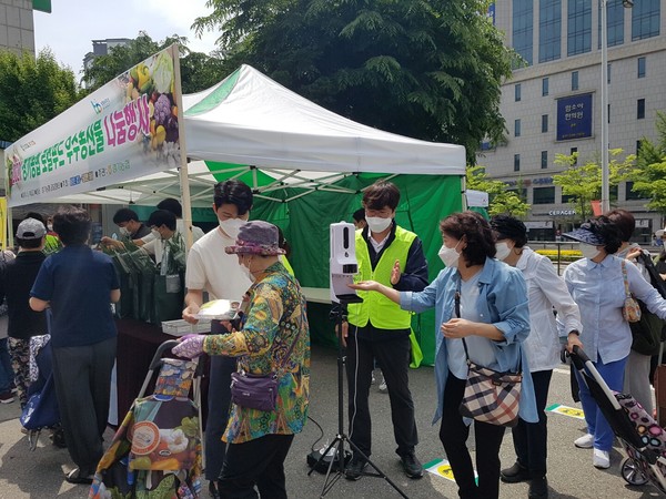 코로나 방역수칙에 따라 진행되는 발열체크 및 손소독 [사진=이가현 기자]
