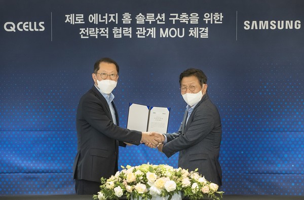 김희철 한화큐셀 사장(왼쪽)과 이재승 삼성전자 생활가전사업부장(사장)이 지난 2일 서울 중구 한화그룹 본사에서 ‘제로 에너지 홈(Zero Energy Home) 구축을 위한 상호 협력 양해각서(MOU)’를 체결하고 기념사진을 촬영하고 있다. [사진=삼성전자]