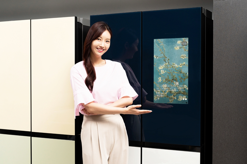 삼성전자 모델이 삼성디지털프라자 강남본점에서 패밀리허브 냉장고 전용 애플리케이션 ‘비스포크 아뜰리에(BESPOKE Atelier)’를 통해 빈센트 반 고흐의 작품 ‘꽃 피는 아몬드 나무’를 소개하고 있다. [사진=삼성전자]