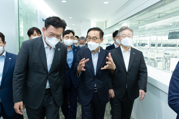 이재명 경기도지사가 삼성전자 화성캠퍼스를 당 지도부와 함께 방문했다. [사진=경기도]