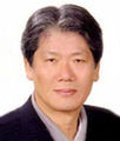 양성우 시인은 전남 함평에서 태어났고 전남대학교를 졸업했으며 1970년 문단에 나왔다.시집으로는『겨울공화국』,『청산이 소리쳐 부르거든』,『북치는 앉은뱅이』,『낙화』,『첫마음』 『길에서 시를 줍다』,『아침꽃잎』,『내 안에 시가 가득하다』,『압록강 생각』등이 있다.