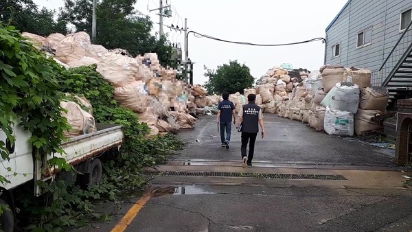 경기도 특별사법경찰단이 8월 30일부터 9월 10일까지 폐기물을 다량으로 배출하는 사업장의 불법행위를 집중 수사한다. [사진=경기도]