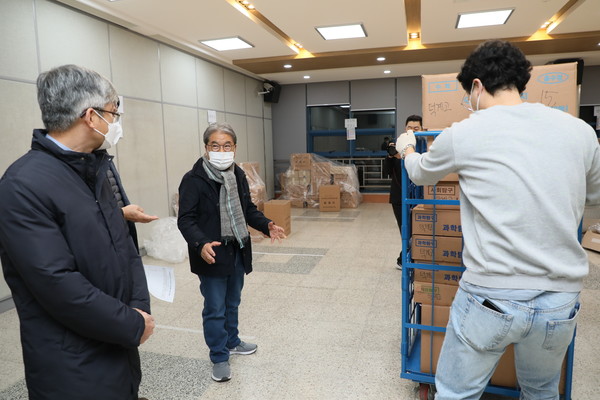 이재정 경기도교육감이 18일 새벽 동두천양주교육지원청을 찾아 2022년 대학수학능력시험 현장에서 관계자들을 격려하고 있다. [사진=경기도교육청]