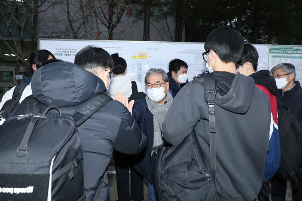 이재정 경기도교육감이 입실하는 수험생들을 응원하고 있다. [사진=경기도교육청]