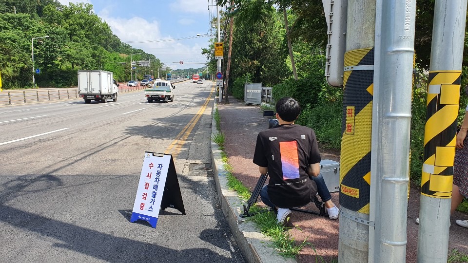 자동차 배출가스 단속 모습 [사진=경기도]