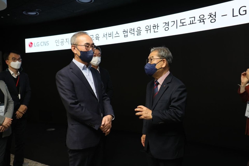 이재정 교육감(오른쪽)과 김영섭 LG CNS  사장(왼쪽)이 이야기를 나누고 있다 [사진=경기도교육청]