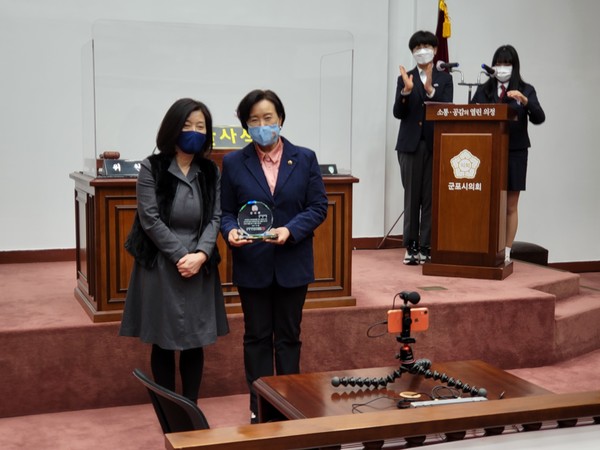 경기도의회 교육기획위원회 정윤경 위원장은 지난 1월 28일 2021 경기꿈의학교 ‘미래 법조인 꿈의학교’ 수료식에서 꿈의학교에 대한 관심과 공헌, 독서인성교육을 적극 지원한 점을 인정받아 감사패를 받았다. [사진=경기도의회]
