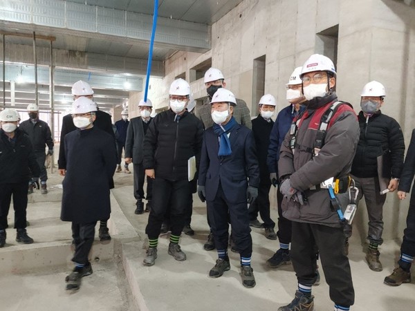 이재정 교육감이 7일 경기도교육청 새청사 건립공사현장을 점검하고 있다. [사진=경기도교육청]