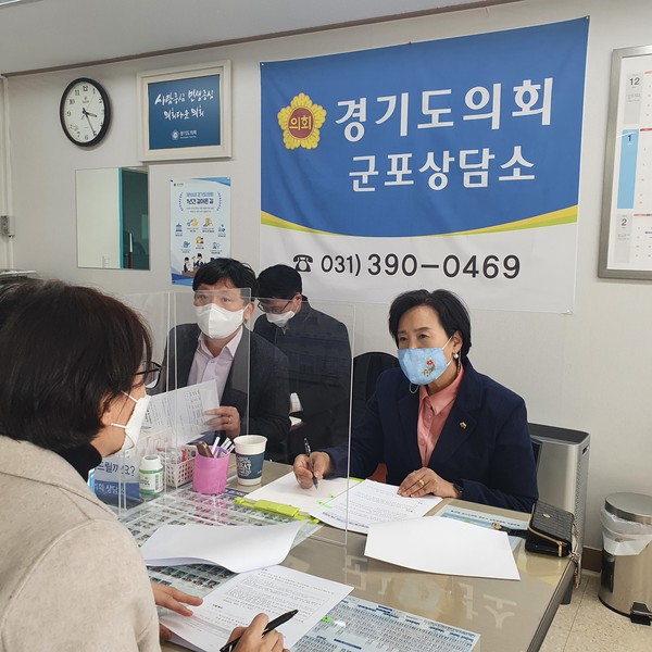 경기도의회 정윤경 교육기획위원장은 도의회 군포상담소에서 ‘2022년 건강장애학생 원격수업시스템 구축 및 특수학교 안심알리미 지원계획에 대해 논의했다. [사진=경기도의회]