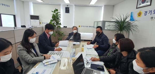 경기도의회 오명근 의원은 지난 9일 도의회 평택상담소에서 관계자들과 평택시 중학교 증설과 학생배치 문제에 대해 일정과 계획을 논의했다. [사진=경기도의회]
