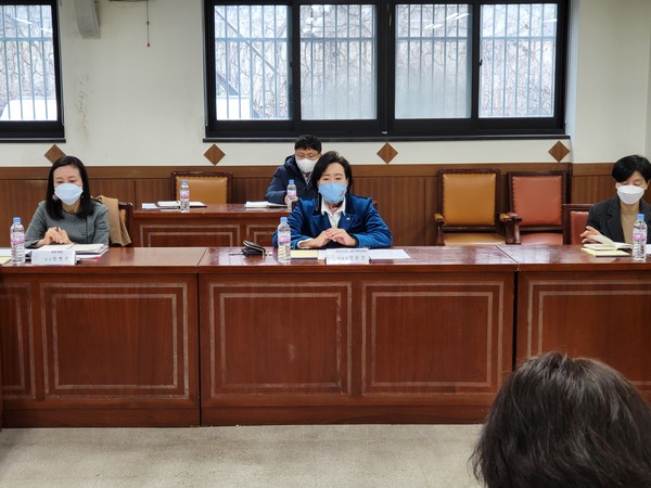 지난 14일 경기도교육청 남부청사에서 진행된 ‘건강장애학생 학업 중단 방지 및 교육평등권 보장을 위한 건강장애학생 원격시스템’ 구축 TF 1차 회의 [사진=경기도의회]