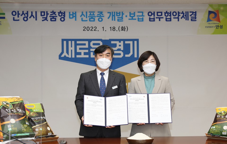 경기도농업기술원이 곤충사육 우수농장에서 사육 과정 전반을 배울 수 있는 ‘곤충창업 현장실습’ 참여자를 모집한다 [사진=경기도]